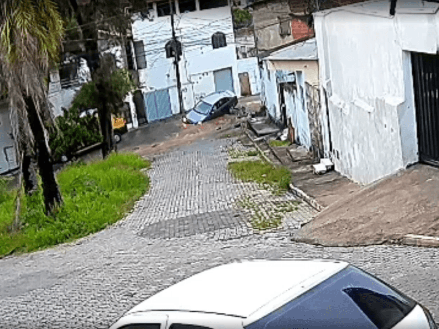 Carro cai em cratera após rompimento de adutora em Governador Valadares