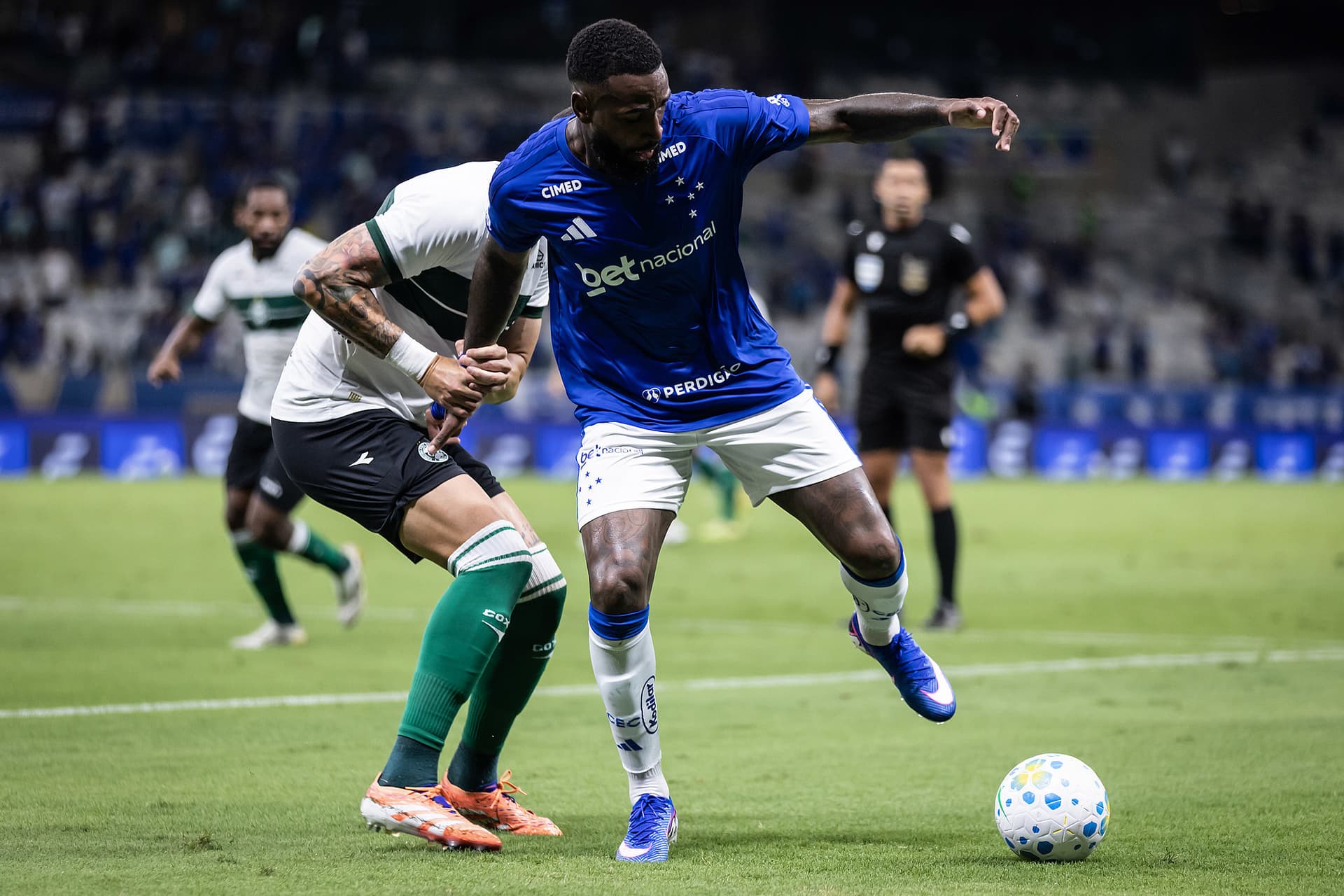 Cruzeiro perde de virada para o Coritiba e é o lanterna do Brasileirão