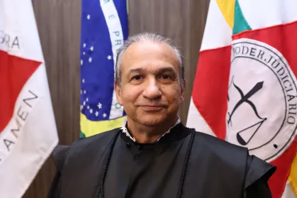 Desembargador investigado recebeu R$ 880 mil em 2025, superando teto todos os meses