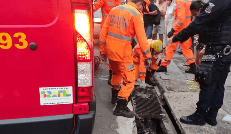 Homem cai em bueiro com tampa quebrada em Juiz de Fora
