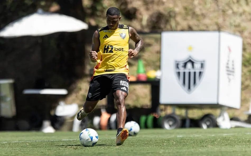 Júnior Santos faz treino individual na folga e busca espaço no Atlético