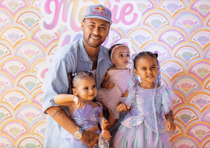 Neymar organiza bloco de Carnaval para as filhas em Santos