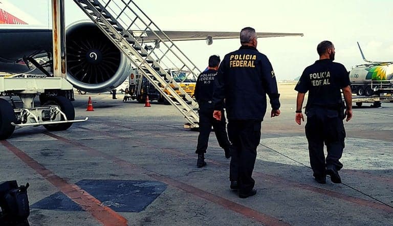 PF prende cinco brasileiros deportados dos EUA ao desembarcarem em Confins
