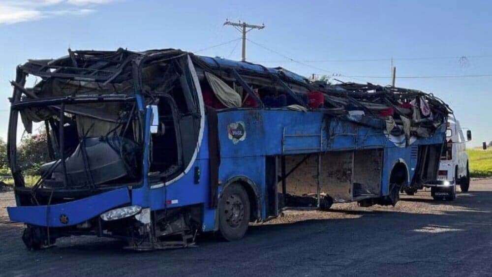 Seis morrem e 33 ficam feridos após ônibus tombar no interior de São Paulo