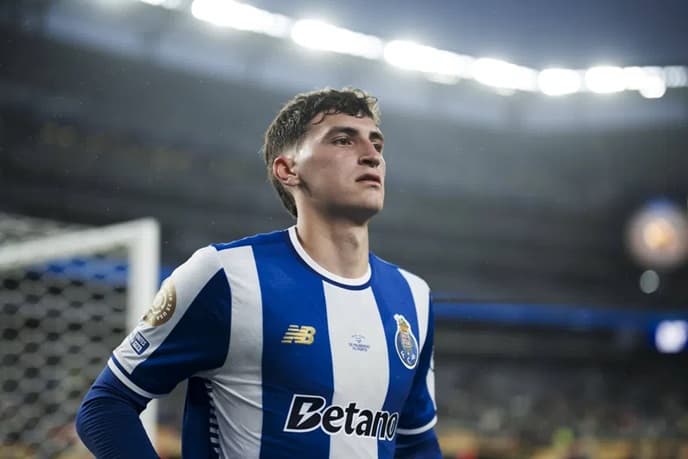 Tomás Pérez chega ao Atlético para exames médicos