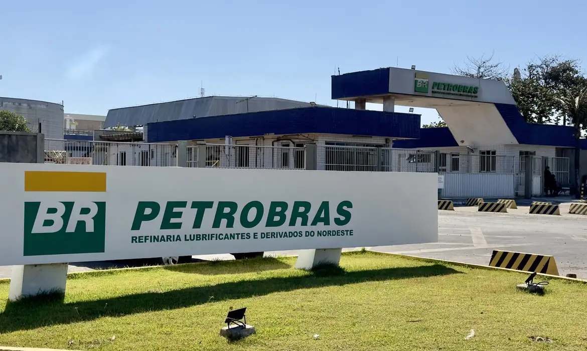 Petrobras mantém diesel abaixo do preço internacional mesmo com reajuste de 11,6%
