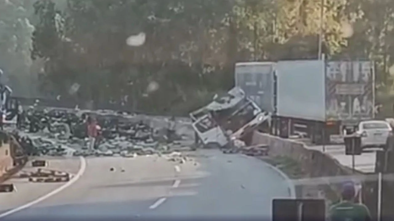 Tombamento de carreta deixa BR-381 parcialmente interditada na Grande BH