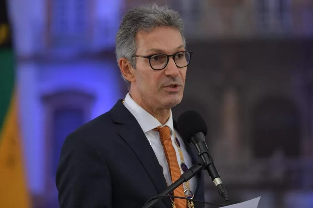 Zema inicia agenda em igreja após deixar governo