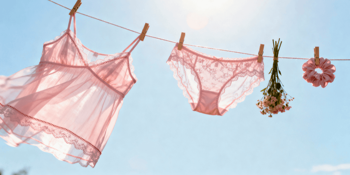 Conjunto de lingerie e peça íntima em um varal - Foto: Freepik (imagem ilustrativa)
