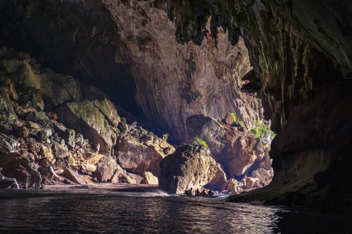 Caverna Kong Lor, localizada no Laos