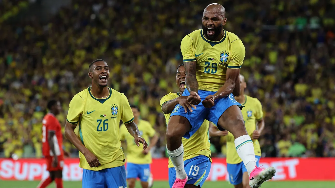 Jogadores do Brasil comemorando um dos gols na goleada sobre o Panamá • Wagner Meier