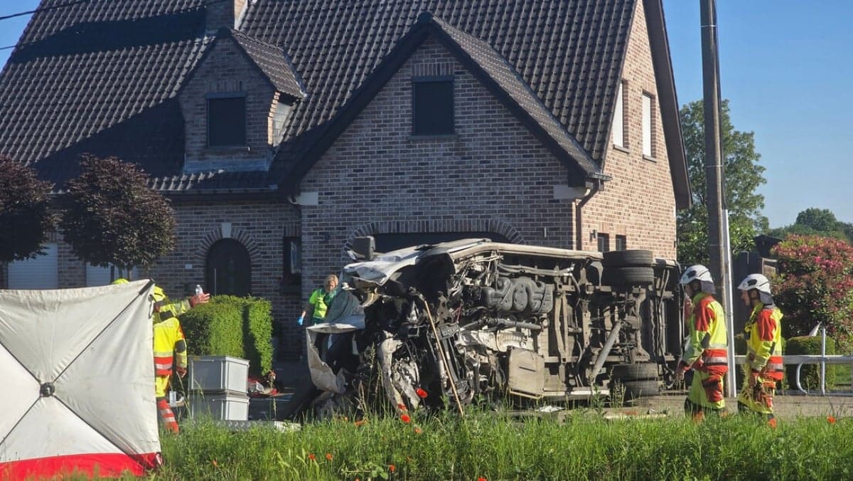 Equipes de resgate no local de um acidente entre um trem e um veículo em Buggenhout, na Bélgica - Foto: VTM