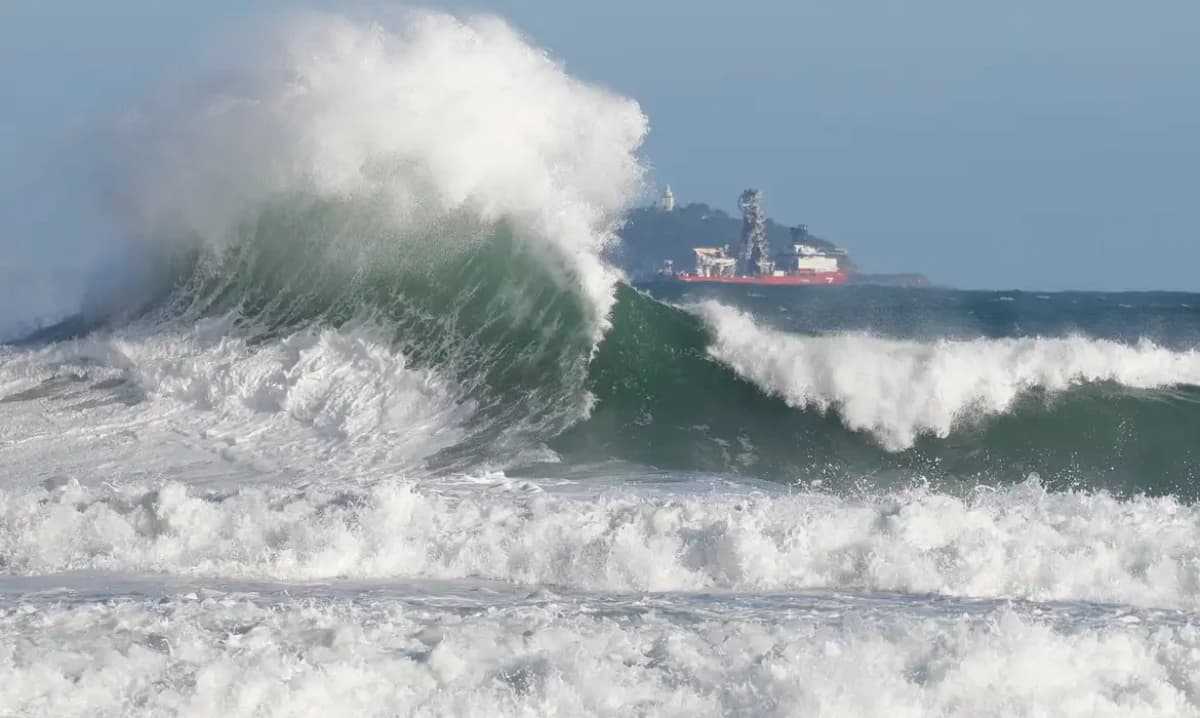 Ressaca do mar com ondas grandes geradas por um ciclone extratropical © Fernando Frazão/Agência Brasil