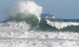 Ressaca do mar com ondas grandes geradas por um ciclone extratropical © Fernando Frazão/Agência Brasil
