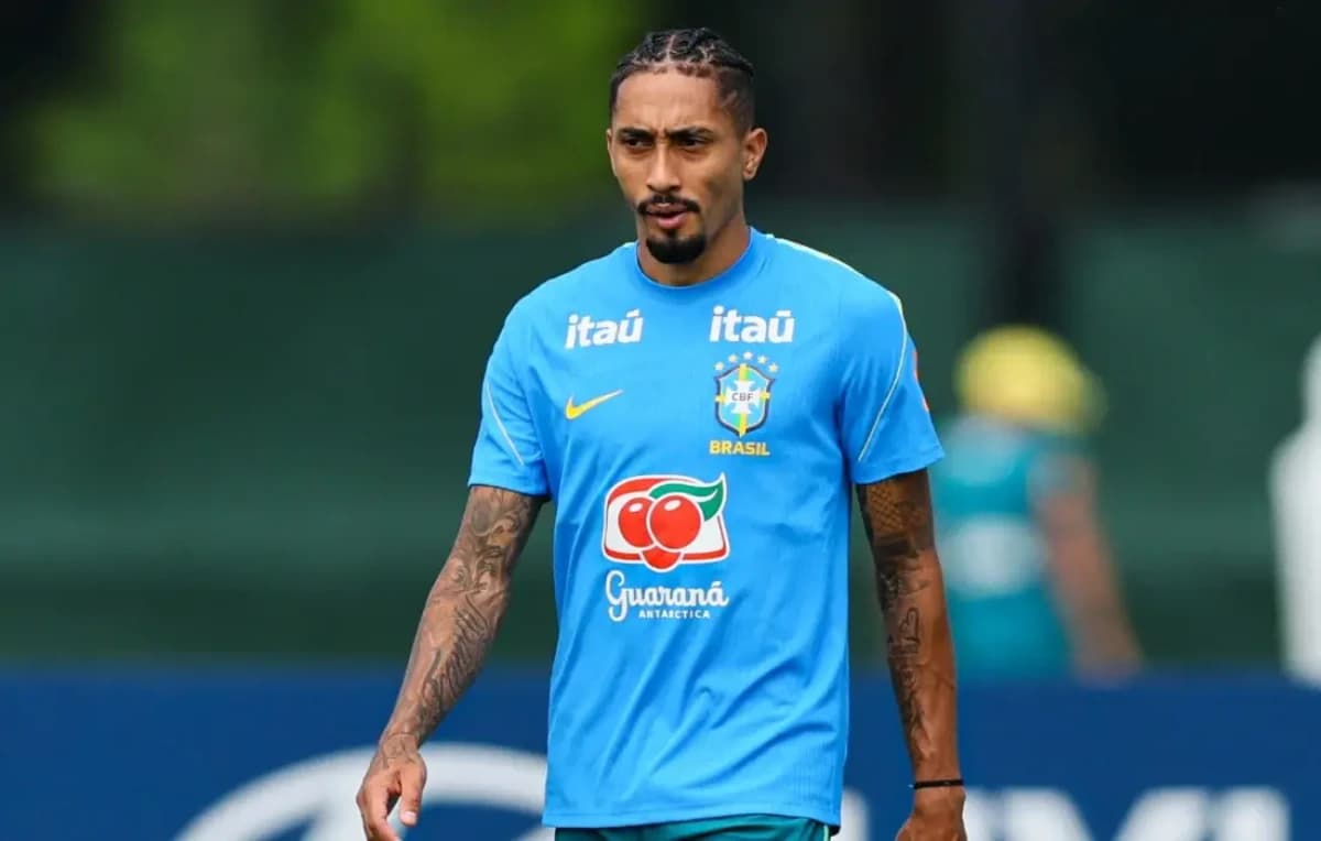 Atacante Raphinha treina em campo - Foto: Caean Couto