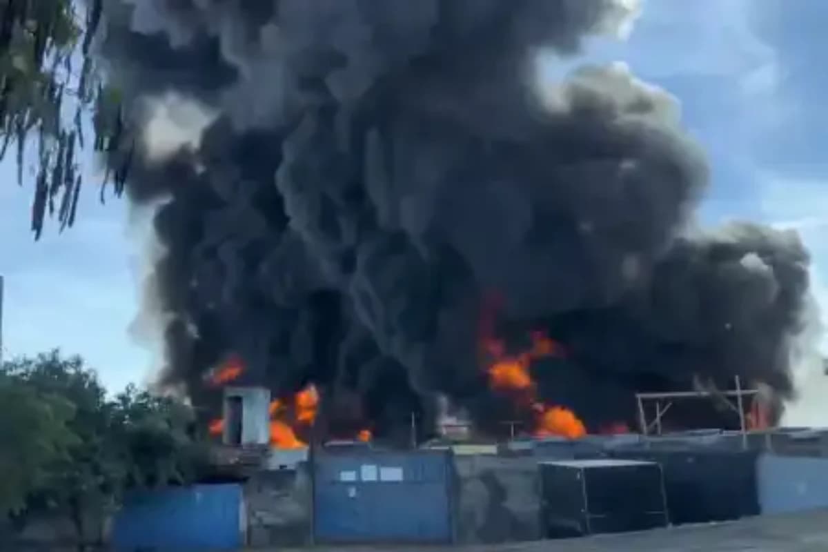 Incêndio de grandes proporções atinge garagem e queima ônibus em BH