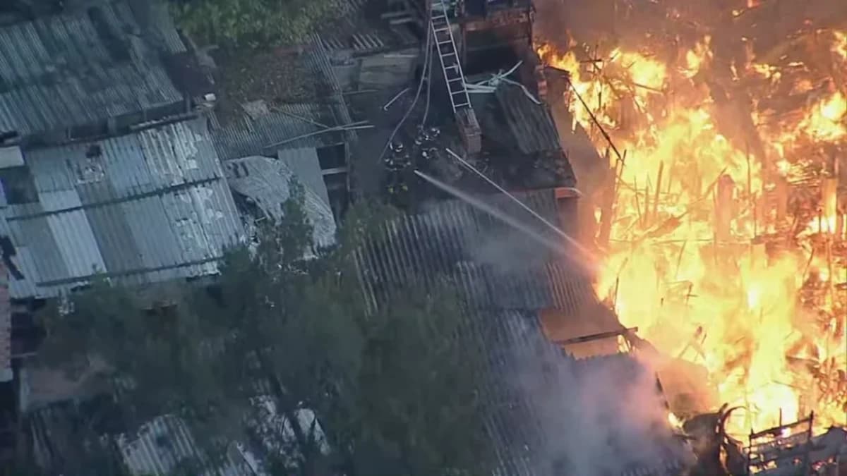 Incêndio atinge região de Paraisópolis, na Zona Sul — Foto: Reprodução/TV Globo