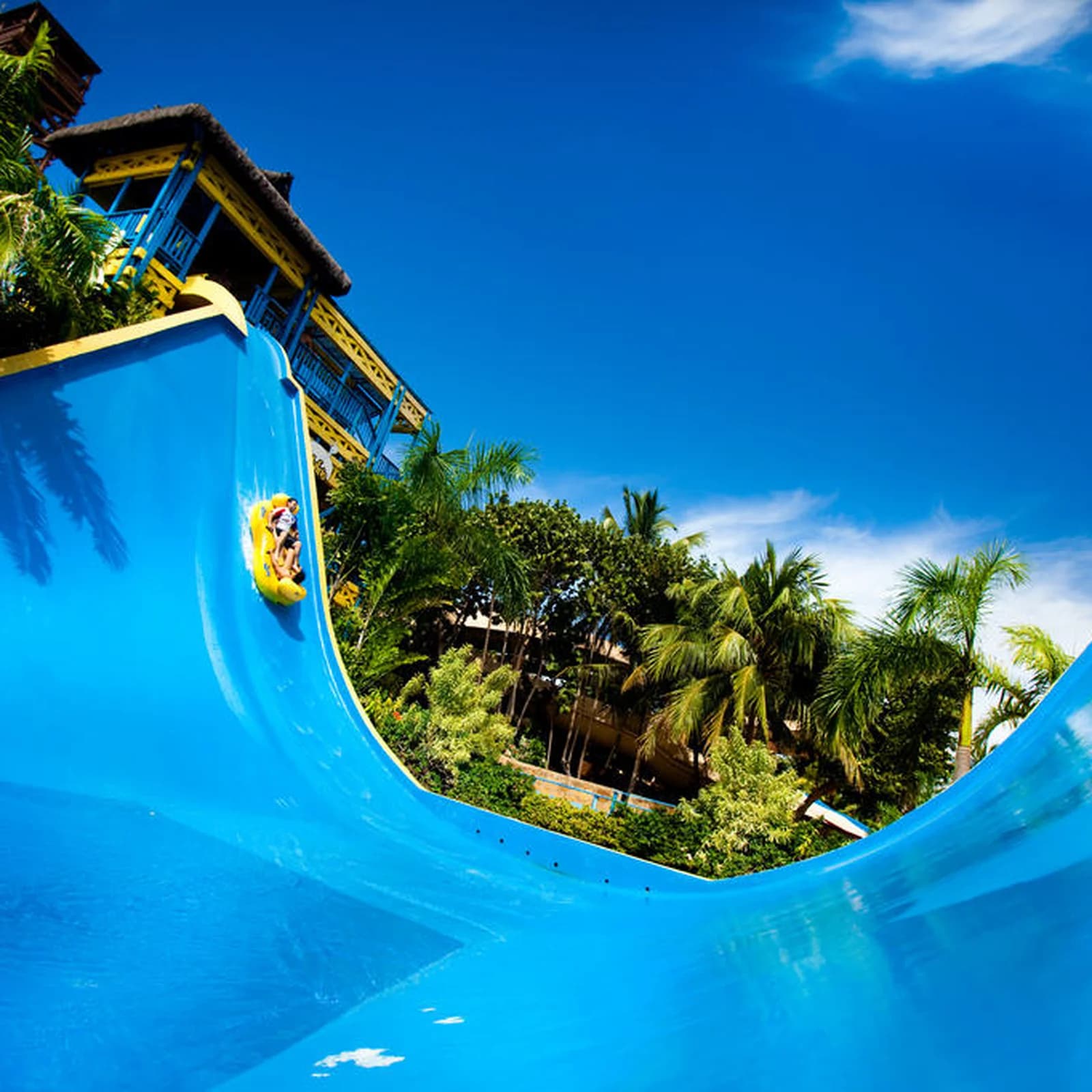 Descida radical no toboágua Kalafrio no parque aquático Beach Park