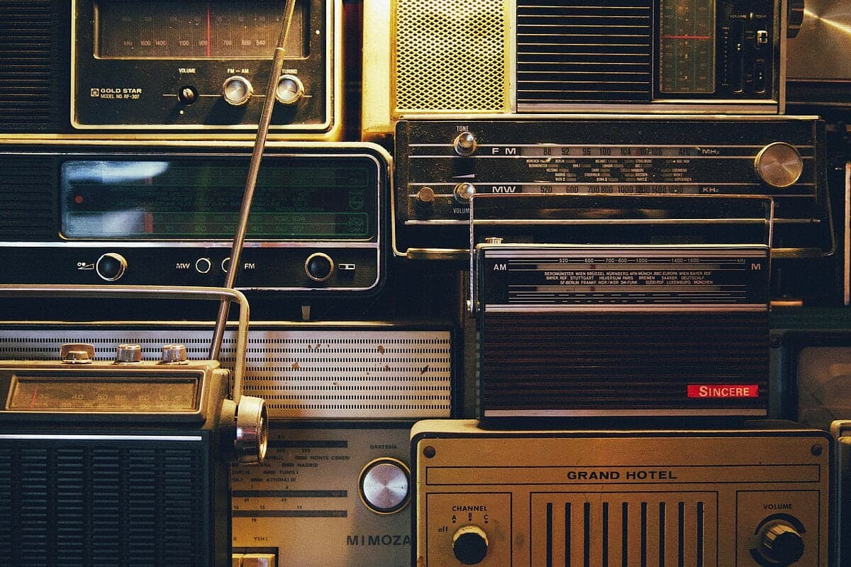 Pilha de rádios antigos - Imagem ilustrativa/Unsplash
