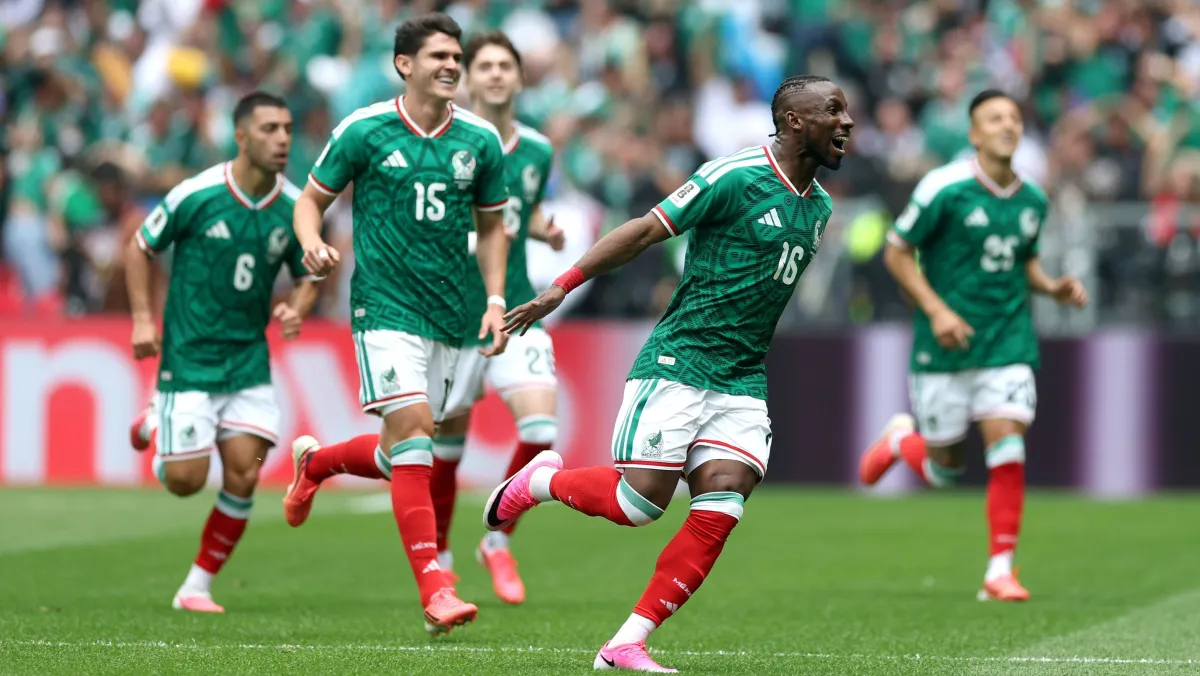 Na abertura da Copa, Julian Quinones abre o placar para o México - Foto: Carl Recine
