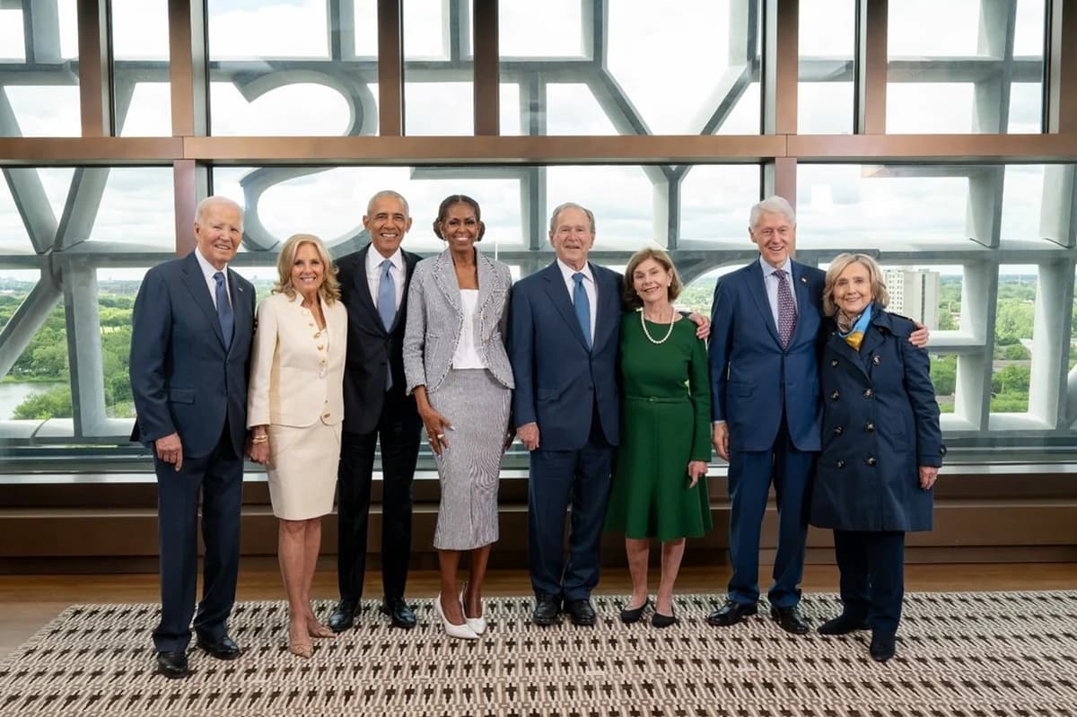 Quatro ex-presidentes dos EUA e suas esposas reunidos para a inauguração do Obama Presidential Center - Foto: X/Barack Obama