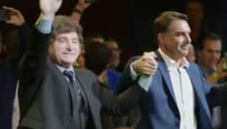 O presidente da Argentina, Javier Milei, ao lado do senador Flávio Bolsonaro (PL-RJ), durante convenção partidária do PL em São Paulo (PL/Divulgação)