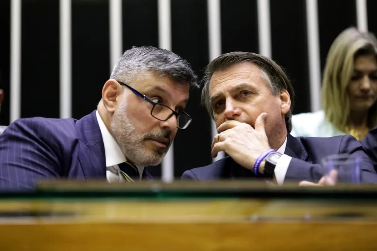 O presidente Jair Bolsonaro conversa com o deputado Alexandre Frota no plenário da Câmara - Foto: Michel Jesus/ Câmara dos Deputados