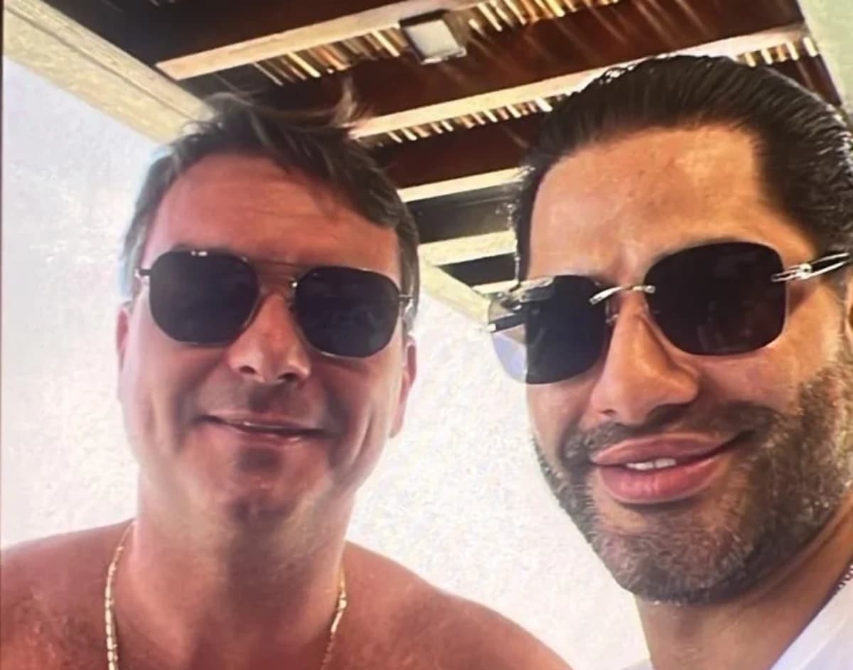 O senador e pré-candidato à Presidência da República, Flávio Bolsonaro (PL-RJ), e Luiz Phillipi Machado de Moraes Mourão, o "Sicário" • Reprodução/ICL Notícias