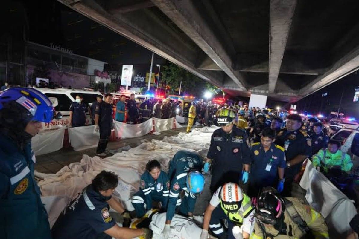 Corpos de vítimas de um incêndio aparecem enfileirados em Bangkok, Tailândia — Foto: AP Photo/Sakchai Lalit