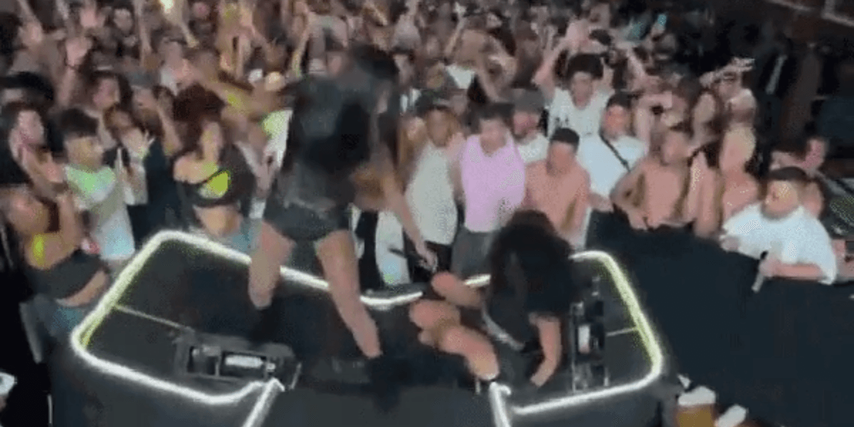 Palco da cantora Pocah cede e bailarinas se desequilibram — Foto: Redes sociais