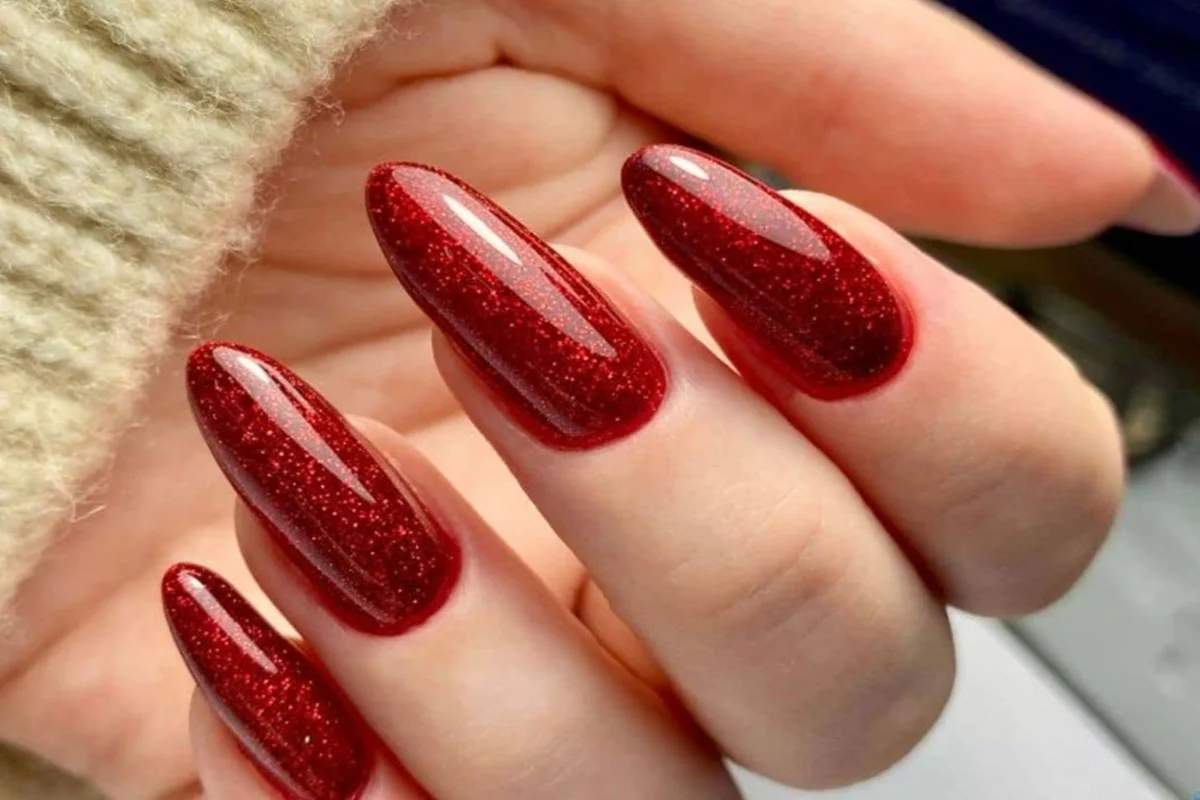 Unhas com tons de vermelho - Reprodução / Redes sociais