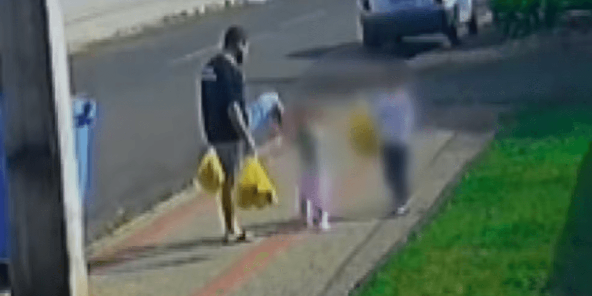 Pai é flagrado chutando filha de três anos, no Paraná — Foto: Reprodução
