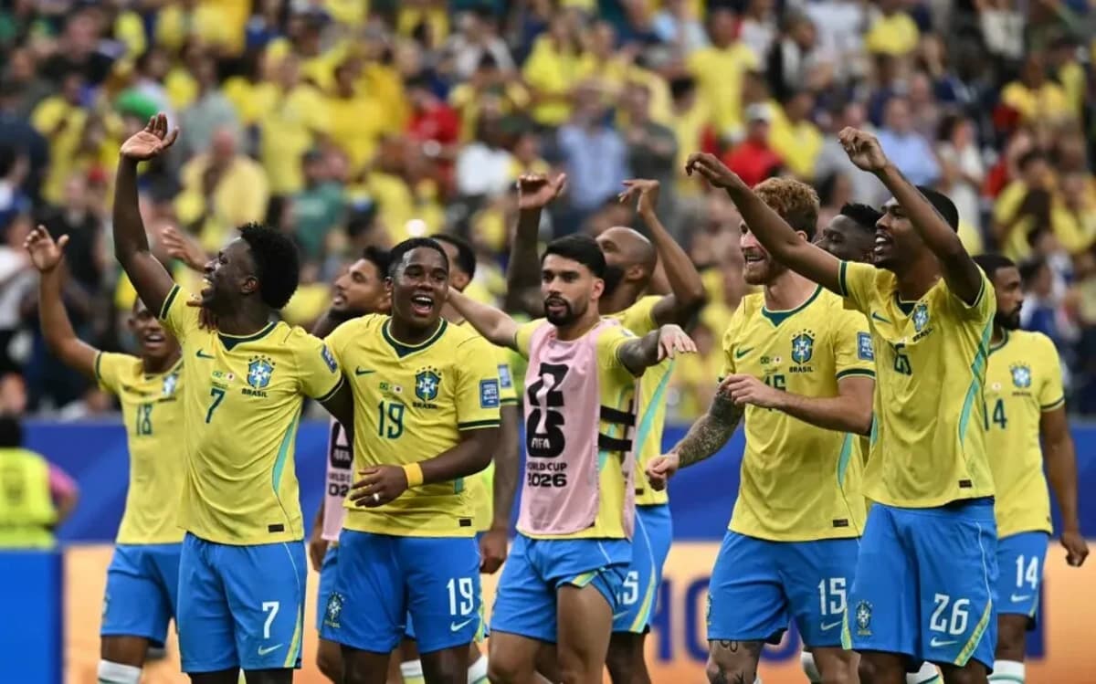 Seleção Brasileira comemora classificação para as oitavas de final da Copa do Mundo (Foto: Paul ELLIS)