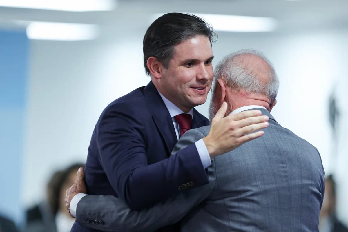 Presidente da Câmara dos Deputados, Hugo Motta, cumprimenta com um abraço o presidente da República, Luiz Inácio Lula da Silva - Foto: VINÍCIUS SCHMIDT/METRÓPOLES @vinicius.foto