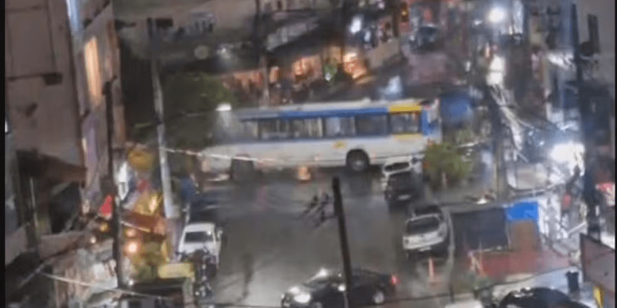 Criminosos usam 14 ônibus como barricadas na região da Muzema — Foto: Reprodução