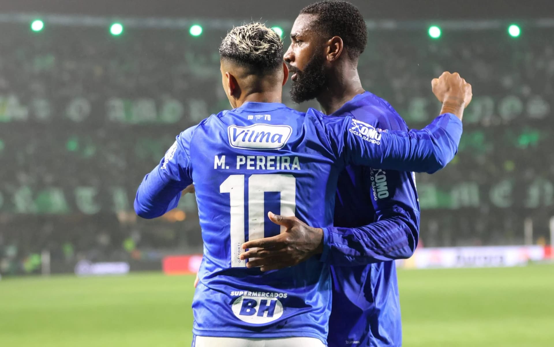 Gerson e Matheus Pereira comemoram gol (Foto: Edson De Souza/Thenews2/Folhapress)