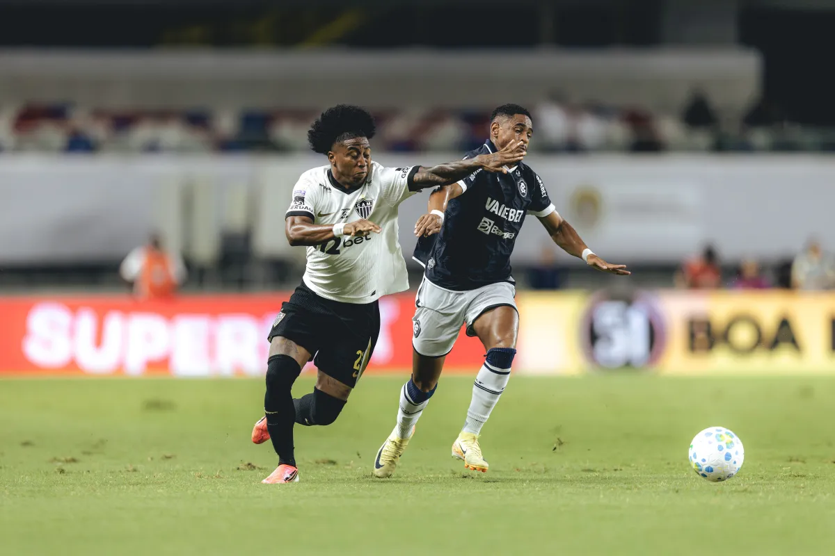 Disputa em Atlético x Remo (Foto: Pedro Souza / Atlético)