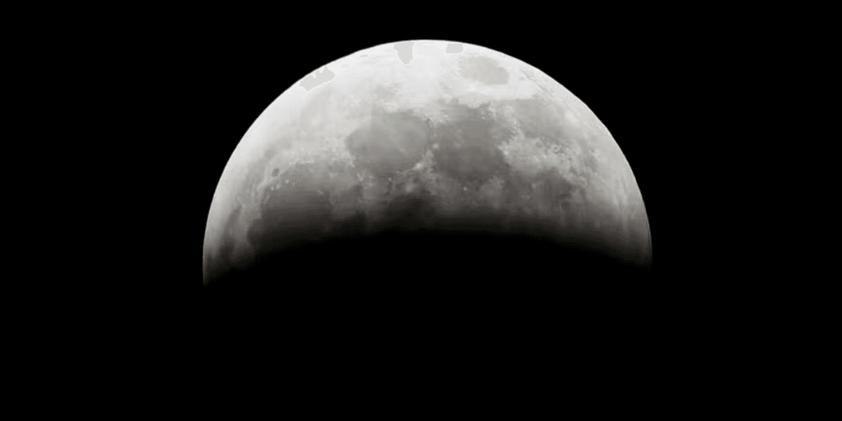 A Lua durante um eclipse lunar parcial no céu sobre Brasília, Brasil, em 28 de agosto de 2026 - Foto: Adriano Machado