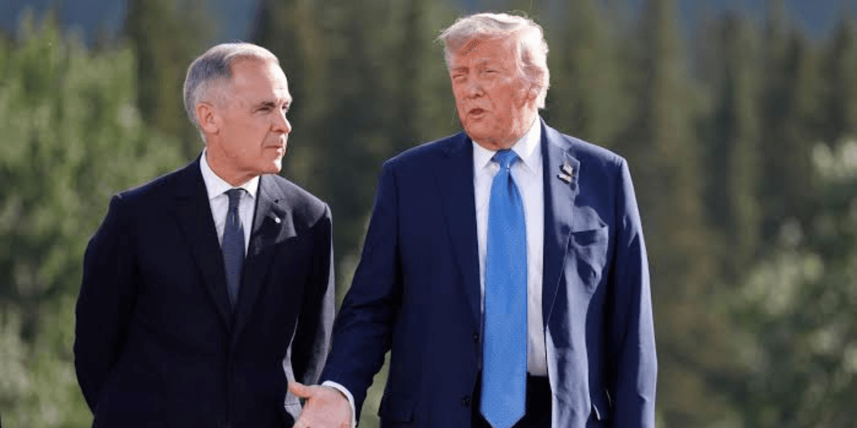 O primeiro-ministro do Canadá, Mark Carney, e o presidente dos Estados Unidos, Donald Trump — Foto: Ludovic Marin/AFP