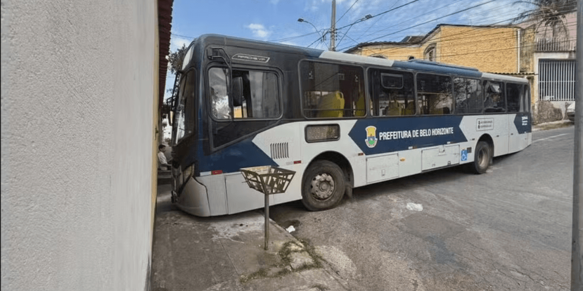 Ônibus da linha 9209 fica preso ao asfalto no bairro Sagrada Família — Foto: Reprodução/ Imagens cedidas à TV Globo