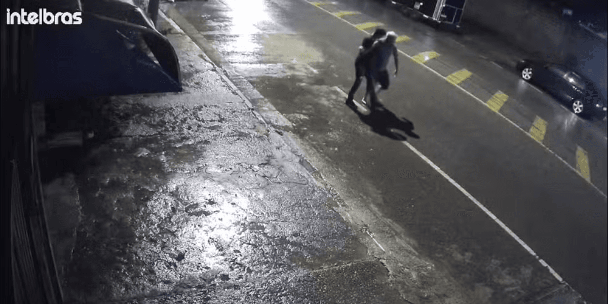 Câmera registra torcedores antes de jovem ser morto após clássico na Grande BH — Foto: Reprodução/TV Globo