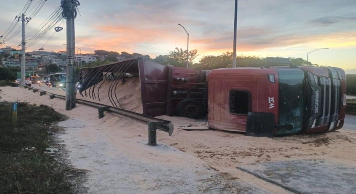 Carga de farelo de trigo ficou espalhada pela pela MG-20 (Foto: Reprodução)