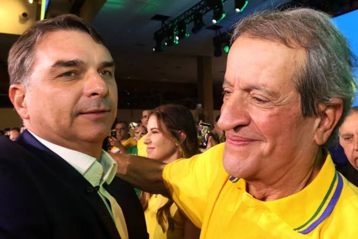 O senador Flávio Bolsonaro (à esquerda) ao lado do presidente nacional do PL, Valdemar Costa Neto (Foto: Beto Barata/PL)