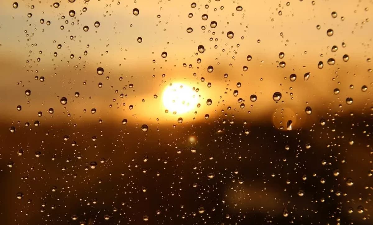 Gotas de chuva em uma janela com o sol - Imagem ilustrativa: Pixabay