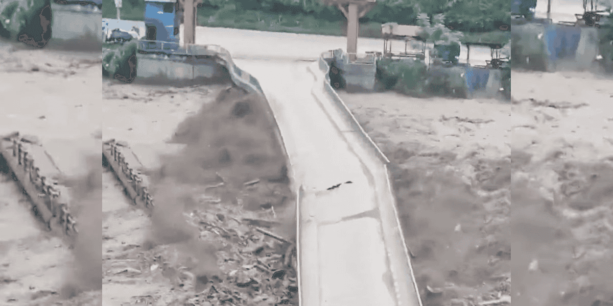 Ponte cede e é arrastada pelas enchentes na fronteira entre Nepal e Tibete — Foto: Reprodução/Redes sociais
