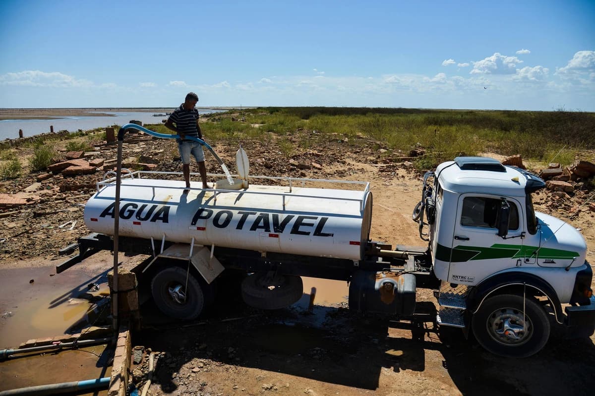 Caminhão-pipa realizando o abastecimento de água - Foto: Marcello Casal Jr/Agência Brasil