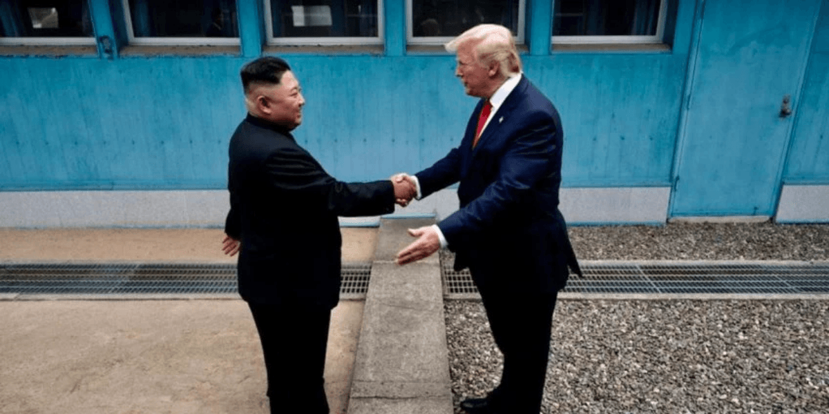 Trump (dir.) cumprimenta Kim Jong-Un (esq.) na fronteira desmilitarizada das Coreias - Reprodução/Twitter/Dan Scavino Jr. - 30.jun.2019
