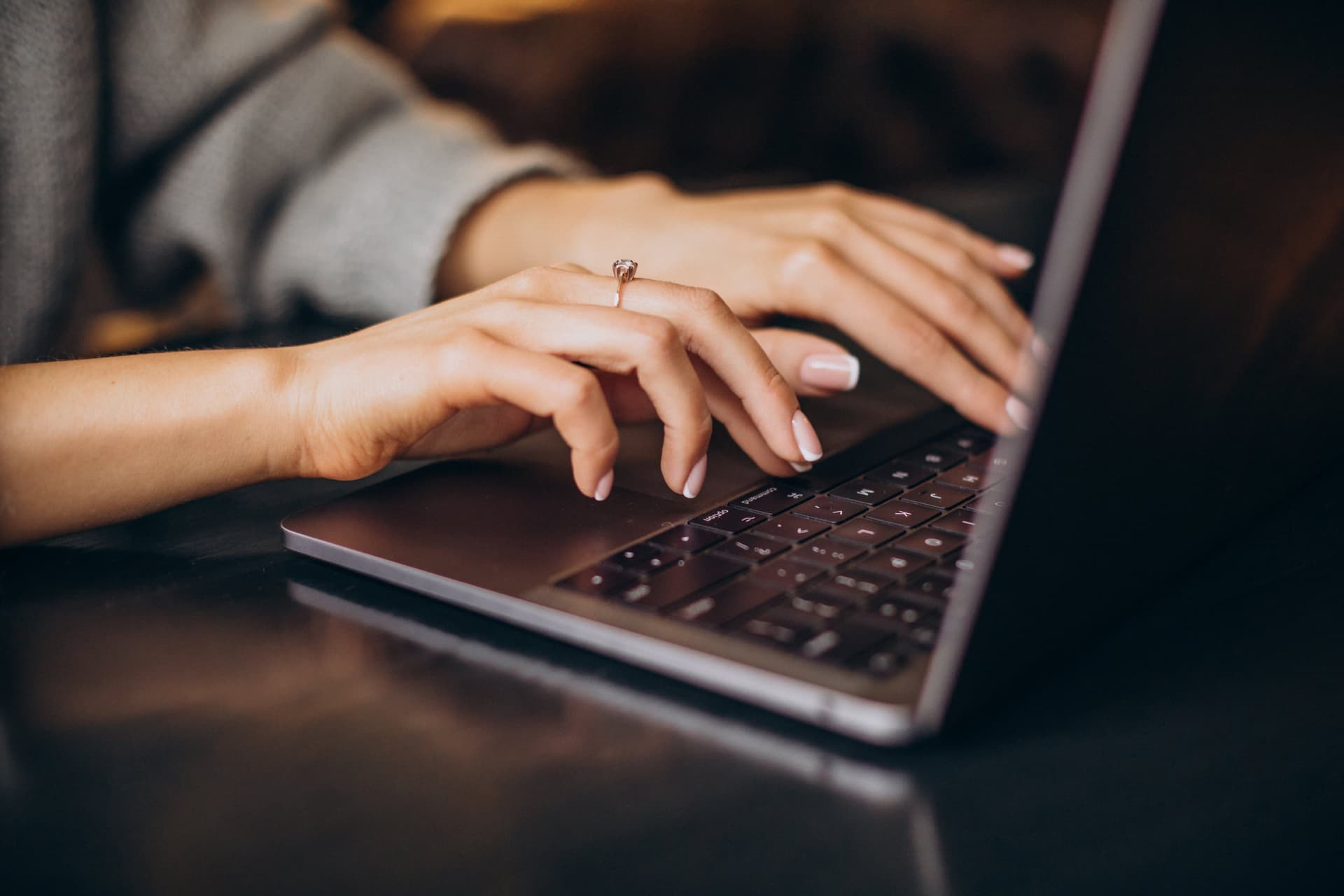 Mãos de uma pessoa digitando no teclado de um notebook | Computador | PC - Foto: Freepik