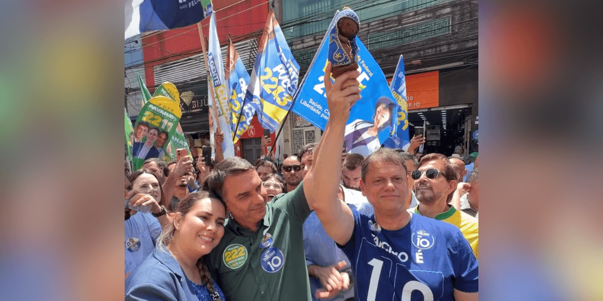 Flávio Bolsonaro levanta imagem de Nossa Senhora ao lado de Tarcísio — Foto: Reprodução