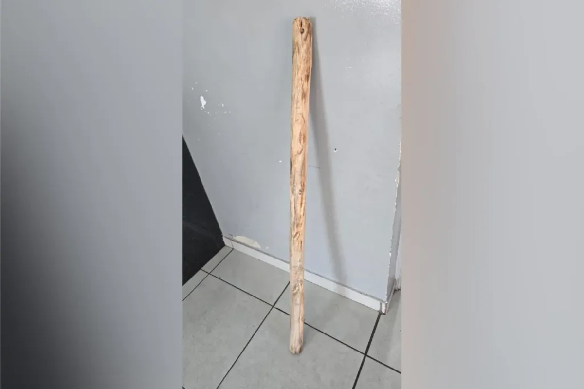 Pedaço de madeira usado pelo suspeito para fazer o vigia de refém